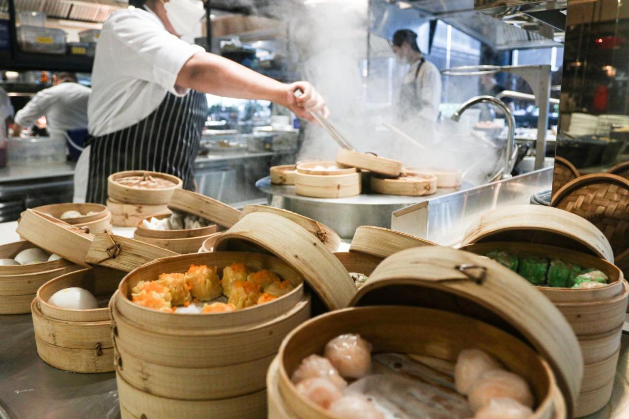 Chatrium Grand バンコク都 エクステリア 写真 Dim sum being prepared in a restaurant