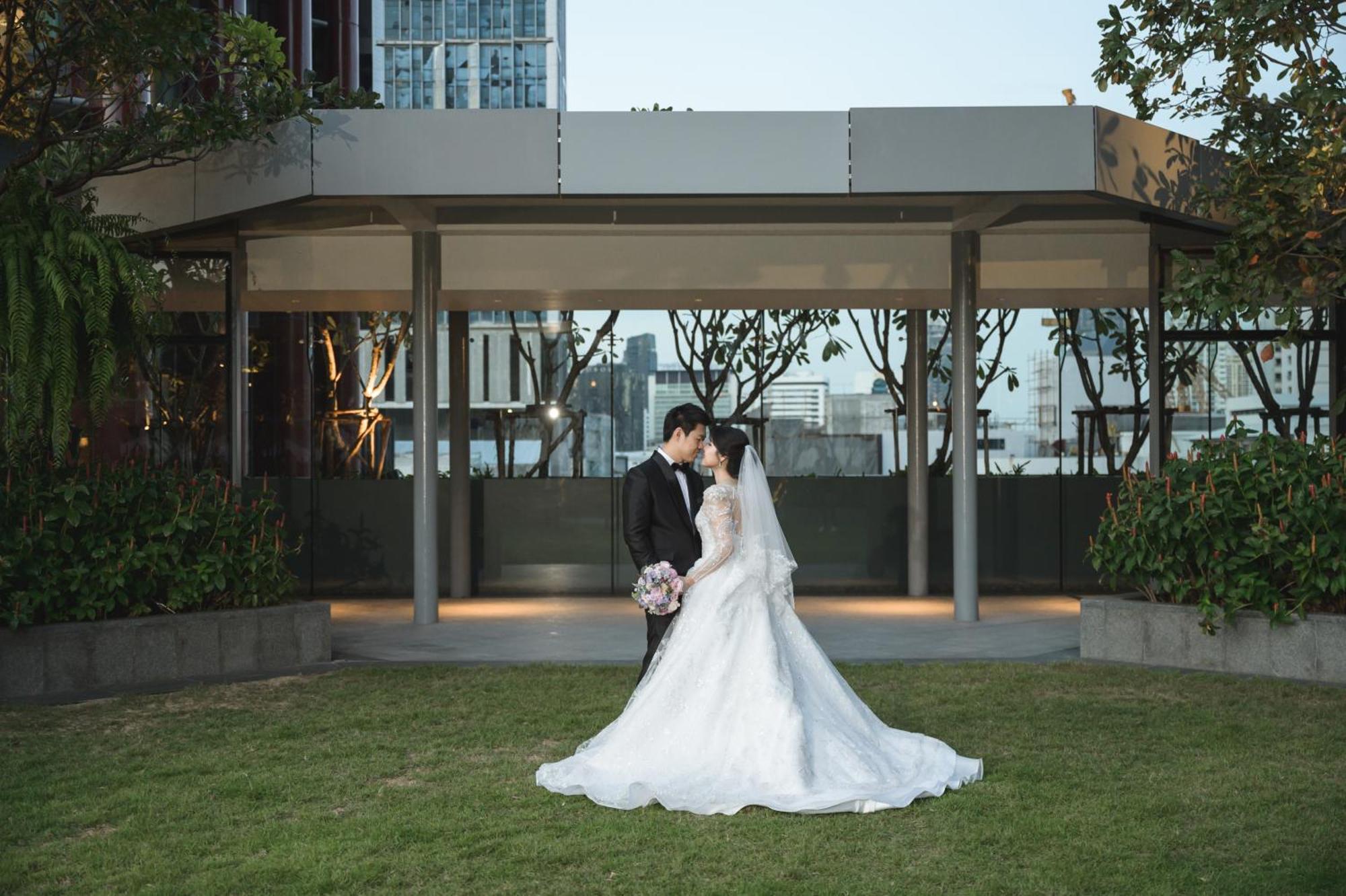 Chatrium Grand バンコク都 エクステリア 写真 A Thai couple in wedding attire
