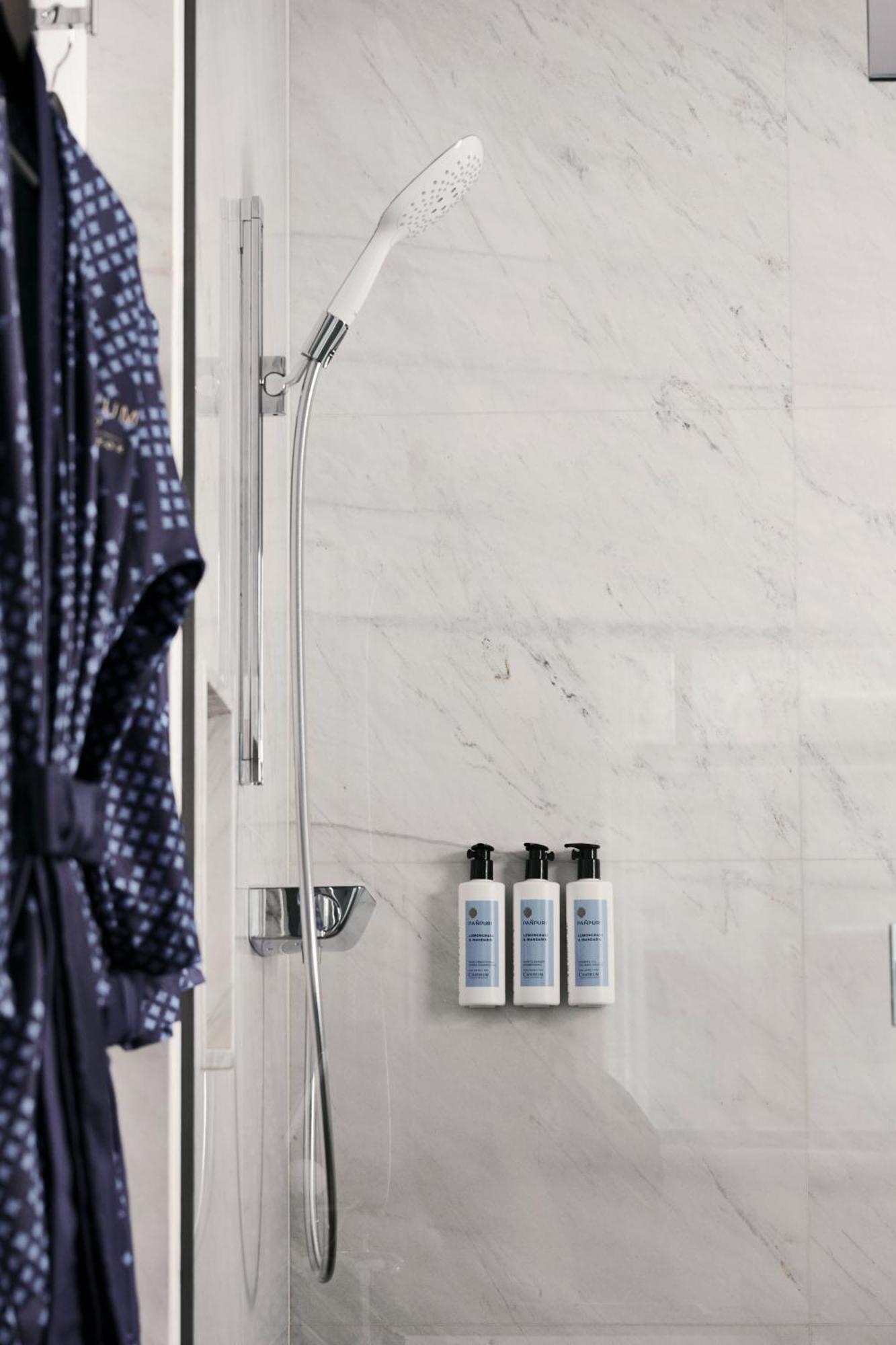 Chatrium Grand バンコク都 エクステリア 写真 A shower